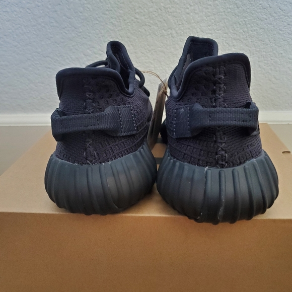 Yeezy 350 v2 Onyx - Picture 4 of 8